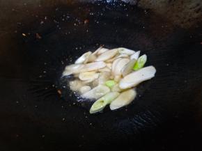 锅里留底油，放入葱姜蒜煸炒香。