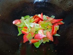 放入莴笋胡萝卜片翻炒一分钟