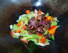 倒入香肠一起炒半分钟