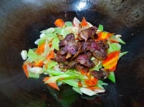 倒入香肠一起炒半分钟