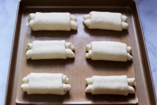 把做好的面包翻过来，在烤盘上摆好后进行二发，现在的天气很热，不需要烤箱加热水一会就可以发好了