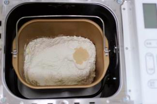 再加入高筋面粉后，盐和酵母不要放到一个地方，然后用面粉盖上