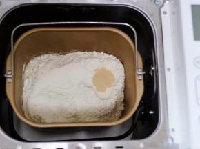 再加入高筋面粉后，盐和酵母不要放到一个地方，然后用面粉盖上