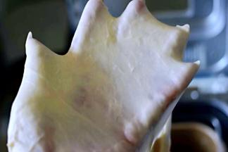 揉至完全扩展状态，可以扯出薄膜，破洞边缘光滑就可以了