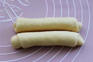 把擀好的面皮，上下两端同时向中间卷起