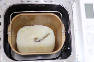 把奶粉、砂糖、全蛋液和牛奶倒入面包桶里