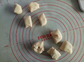 这个就是粉色面团，分出4份20克，4份30克的面团来，剩下的包保鲜膜放冰箱