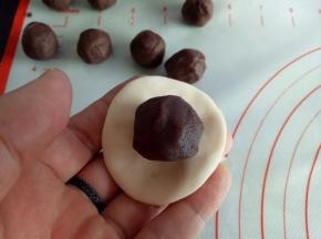 分别包入豆沙馅(没有的可以不包，或者包其他你喜欢的馅料)