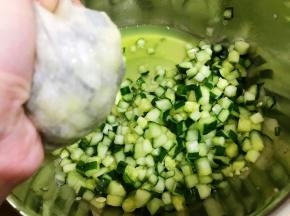 黄瓜丁腌制出水后，用一块纱布包好挤干净水份
一定要挤干，不然馅会水哒哒的