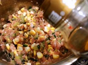 最后加入1大勺芝麻油拌匀
饺子馅就完成了
