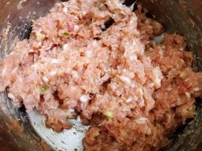 加入白胡椒粉，用三根筷子朝一个方向搅打上劲