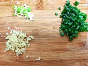 姜片切末，葱白切末