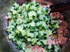 挤干净水份的黄瓜丁放入肉馅里