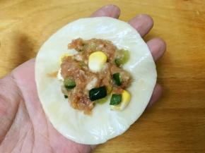 取一张饺子皮包入适量馅料