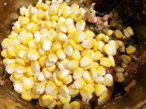 加入甜玉米粒搅拌均匀