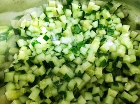 黄瓜切小丁后撒上1勺盐腌制一会