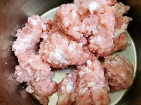 猪肉馅放入盆里