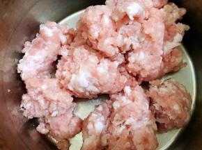 猪肉馅放入盆里