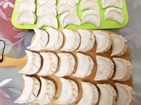 全部包好后，放在平整的工具上，放入冰箱冷冻4个小时，再取出分装在保鲜袋里继续冷冻保存