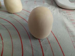 30克的作为身体，滚圆后两只手来回搓成圆柱体状