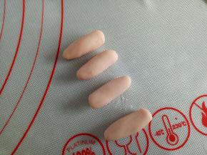 接下来做配件，1.5克粉色面团搓成圆柱状作为胳膊和腿