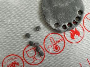 把猪猪的眼睛用裱花嘴压出来