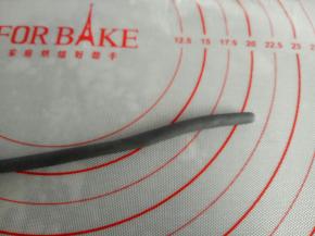 黑色面团搓成跟胳膊粗细的长条
