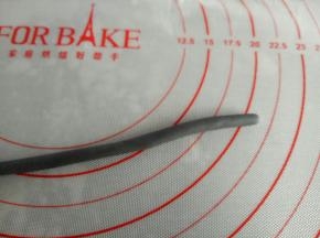 黑色面团搓成跟胳膊粗细的长条