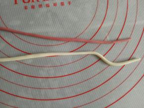 红色和白色面团分别搓细长条(蓝色面团也是如此)