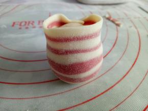 围到猪猪的身体上，上面多出来的收一下就可以(蓝色面团也是如此)