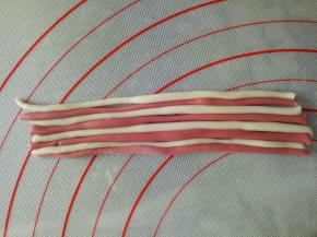 间隔摆在一起，长度就是身体的周长 能裹住身体就可以，然后用擀面杖擀成薄片(蓝色面团也是如此)