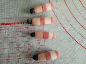 胳膊也给穿上同色系衣服，两只猪猪的胳膊(蓝色面团也是如此)