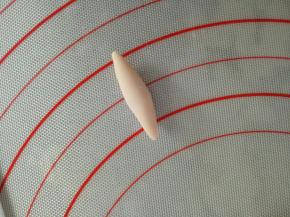 1克粉色面团搓成梭状