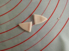 中间分开，作猪猪的耳朵