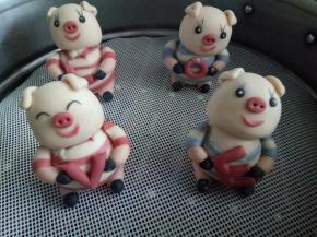 把各个配件都组合粘好以后放蒸屉，蒸的时候头部和身体分开来蒸，要不会压塌的，图片是我第一次组合起来蒸的，出锅后都睡下了，所以又重新分开蒸了一锅，蒸熟出锅后再将身体和头部组合在一起，
发酵到位后开水上锅蒸10分钟，关火后闷5分钟左右