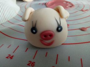 把头部各零件都粘上去