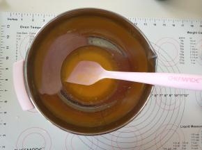 黄油隔水融化后加入海盐拌匀