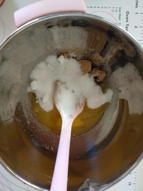 加入黄糖和细砂糖拌匀。