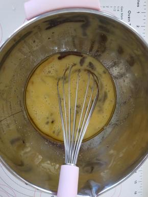 加入全蛋液拌匀。