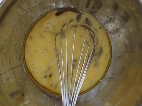 加入全蛋液拌匀。