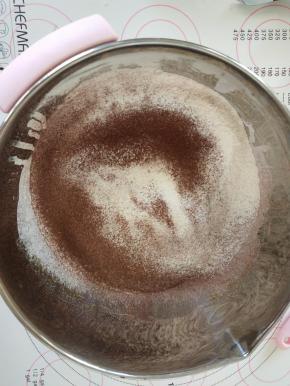 加入过筛的可可粉，中粉，泡打粉拌匀。