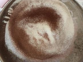 加入过筛的可可粉，中粉，泡打粉拌匀。