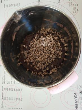 再加入巧克力豆拌匀。这一步可以用手拌匀。