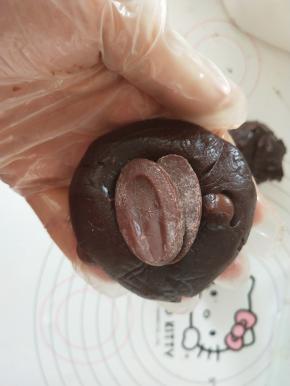 面团分割成6份，取一个面团包入两块法芙娜巧克力。