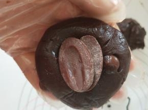 面团分割成6份，取一个面团包入两块法芙娜巧克力。