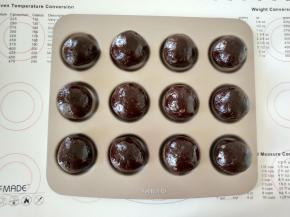 捏紧收口放入烤盘。