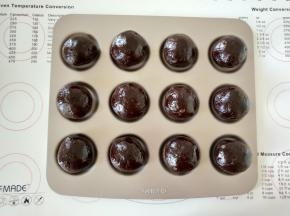 捏紧收口放入烤盘。