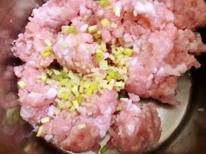 加入姜末和葱末