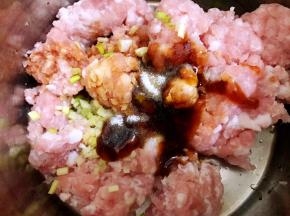 加入生抽，蚝油，盐，料酒