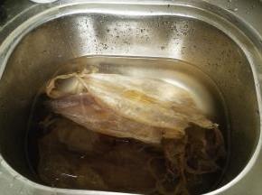 土鱿浸泡半小时